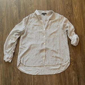 Velvet Heart Women’s Button Down. Size Medium. Has option to cuff sleeve.